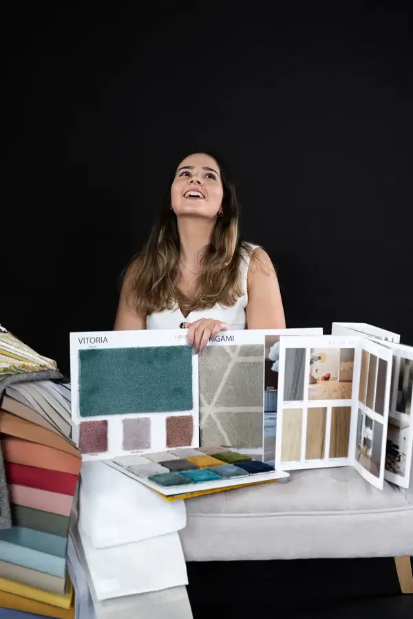 Catarina Dória com amostras de tecidos
