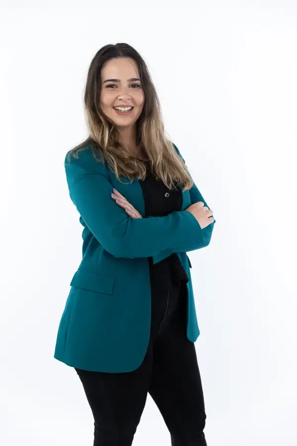 Catarina Dória, designer de interiores, de braços cruzados