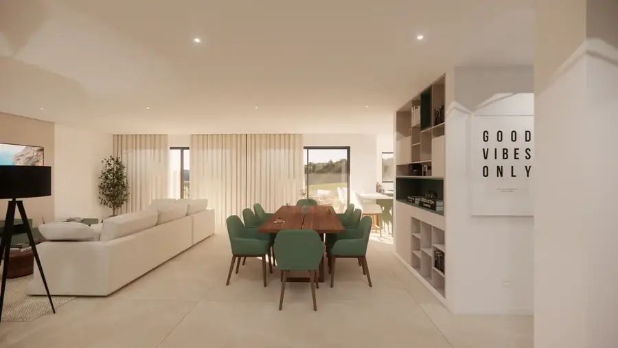 Sala e cozinha abertas com mesa de jantar