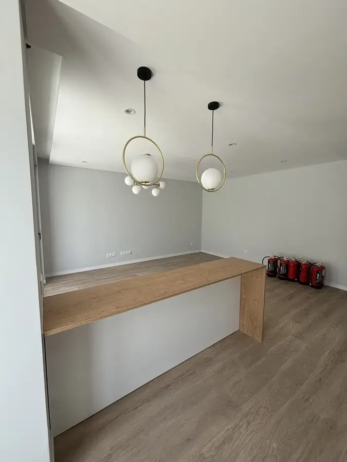 Bancada de cozinha com candeeiros suspensos, obra concluída