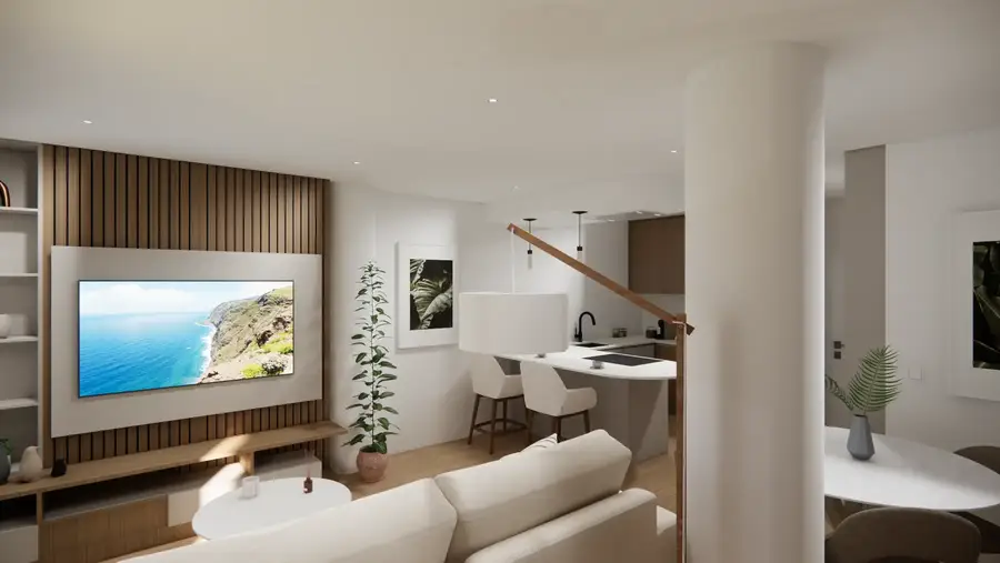 Sala com painel ripado para a televisão e sofá claro